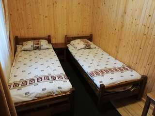Отели типа «постель и завтрак» Крым Яремче Двухместный номер с 2 отдельными кроватями и общей ванной комнатой-1